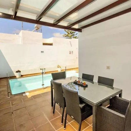 Puerto Del Carmen Sleeps 4 Pool Wifi Вилла