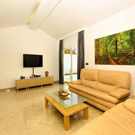 Puerto Del Carmen Sleeps 4 Pool Wifi Вилла