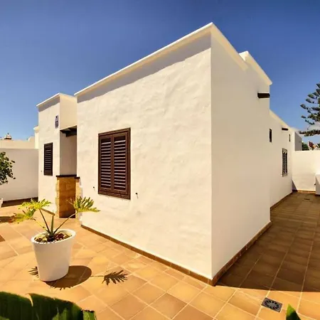 Puerto Del Carmen Sleeps 4 Pool Wifi Вилла