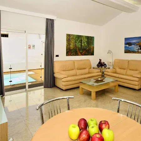 Вилла Puerto Del Carmen Sleeps 4 Pool Wifi
