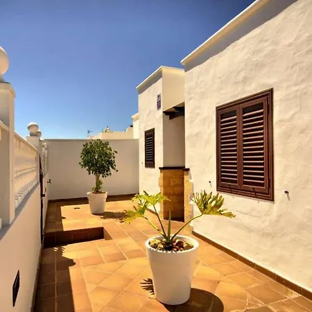 Puerto Del Carmen Sleeps 4 Pool Wifi Вилла